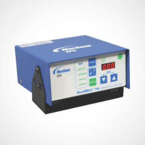 Controlador Nordson EFD ValveMate 8000 para controle de válvulas de dosagem, com painel digital e botões de ajuste, usado em sistemas industriais de aplicação de adesivos e fluidos.